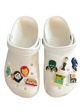 CROCS | Unisex White Classic Clogs With Nine Jibbitz Charms Men’s Sz 7 Women’s 9